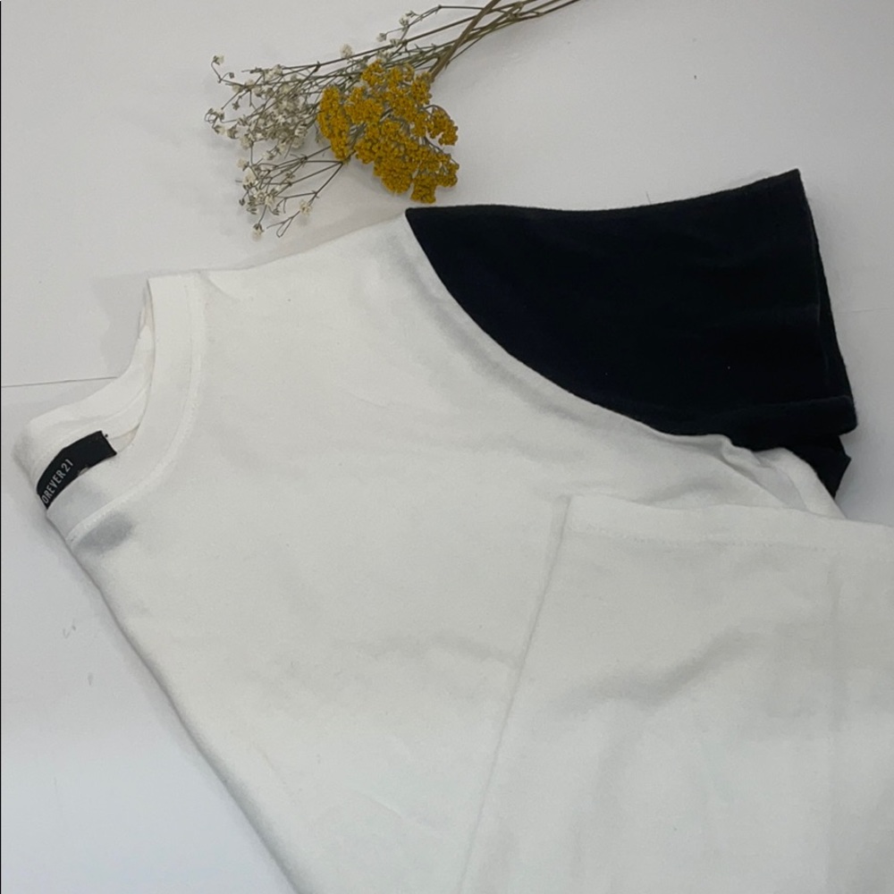🤍FOREVER 21 WHITE/BLACK  T-SHIRT